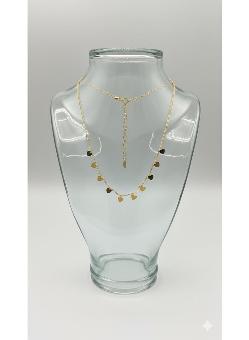 ورد عقد تشوكر نسائي ذهبي بتصميم قلوب صغيرة - مقاوم للصدأ ومثالي للاستخدام اليومي. - Image 3